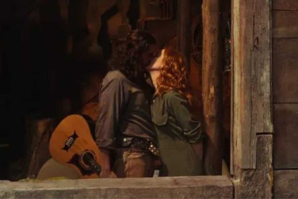 irma (camila morgado) e trindade (gabriel sater) se beijando em pantanal