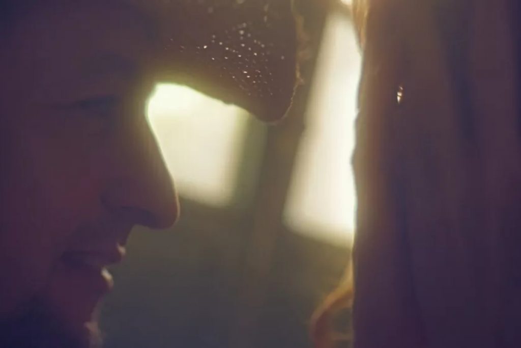 irma (camila morgado) vendo josé lucas (irandhir santos) durnate sonho em pantanal