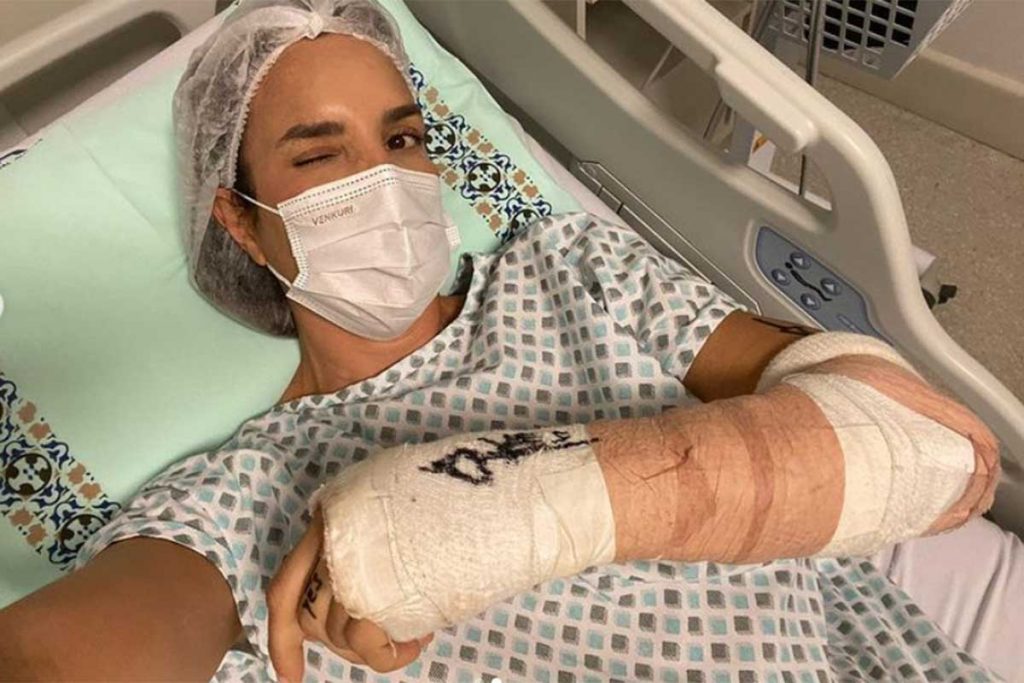 Ivete Sangalo, na cama do hospital, após cirurgia no braço
