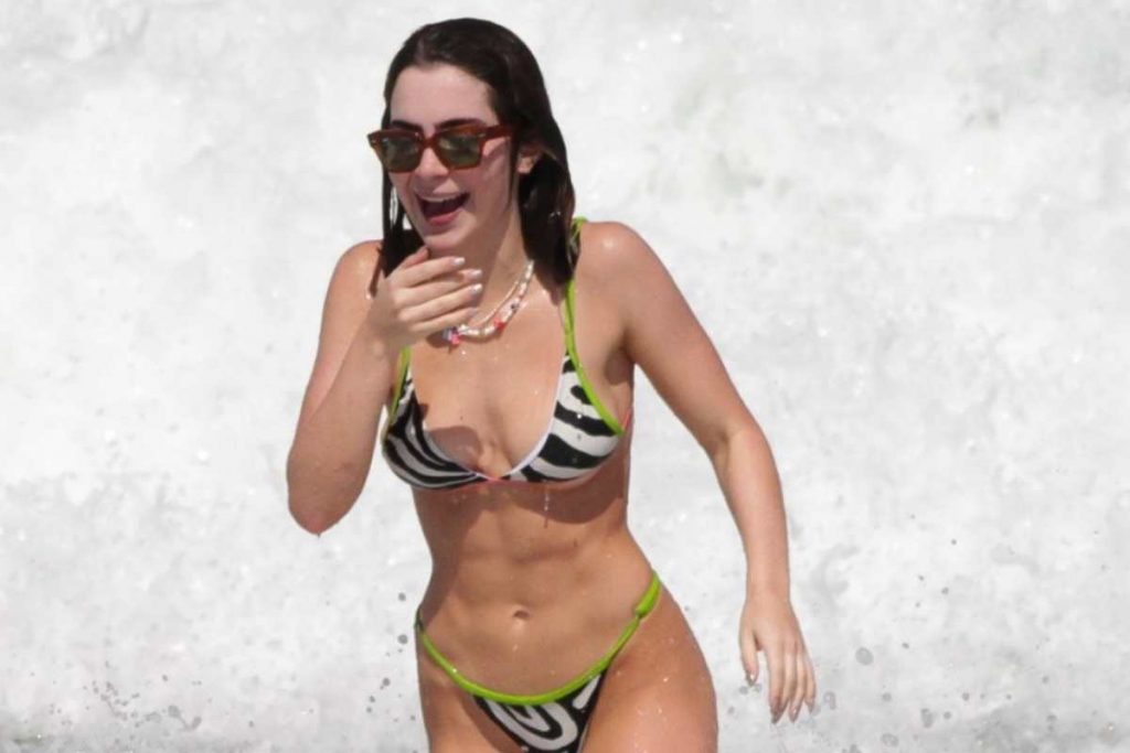 Jade Picon se refresca em dia de sol na Barra da Tijuca