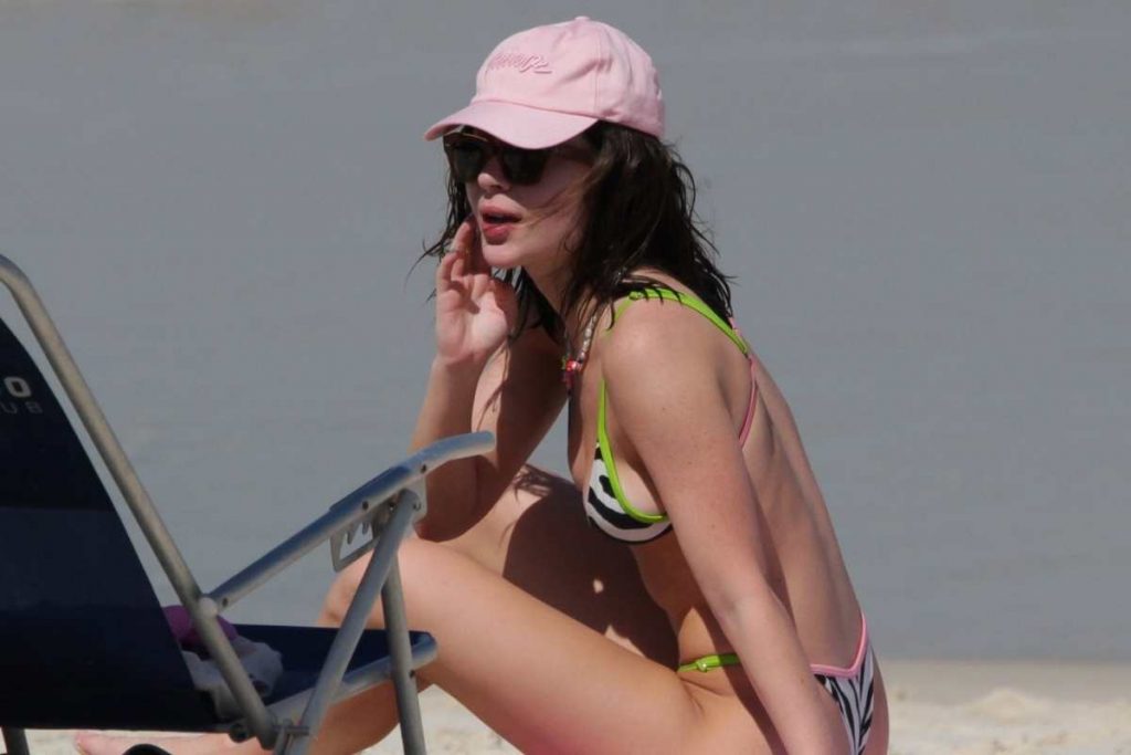 Jade Picon aproveita dia de praia na Barra da Tijuca