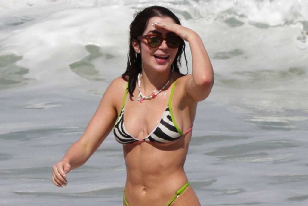 Jade Picon aproveita dia de praia na Barra da Tijuca