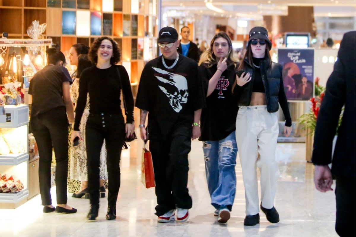 Jade Picon com Lívian Aragão e amigos em shopping