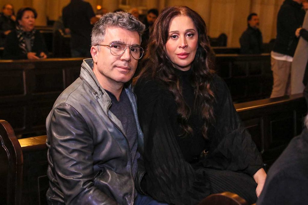 Jarbas Homem de Mello e a esposa, Claudia Raia, na missa de sétimo dia de Jô Soares