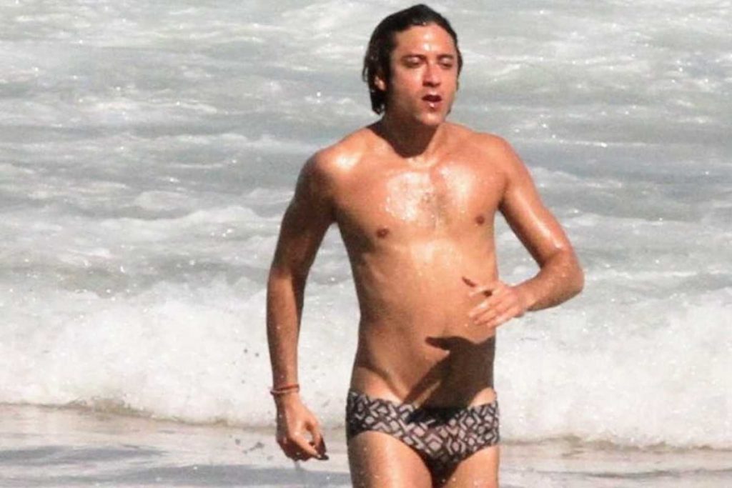 jesuíta barbosa curtindo dia na praia