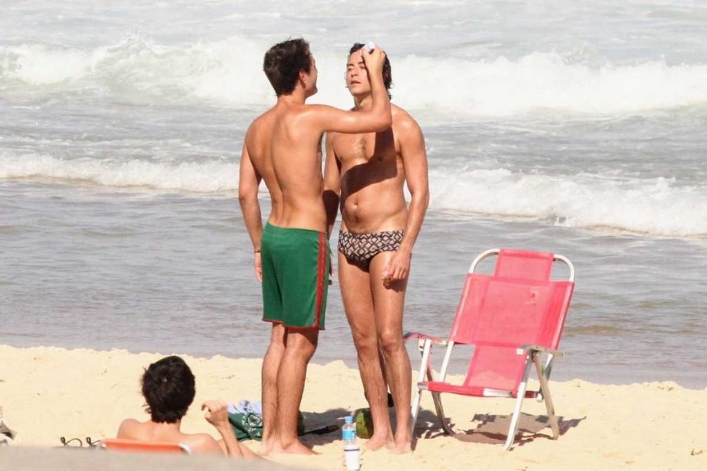 jesuíta barbosa curtindo dia na praia com affair cicero ibeiro