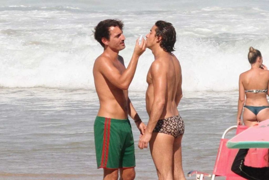 jesuíta barbosa curtindo dia na praia com affair cicero ibeiro