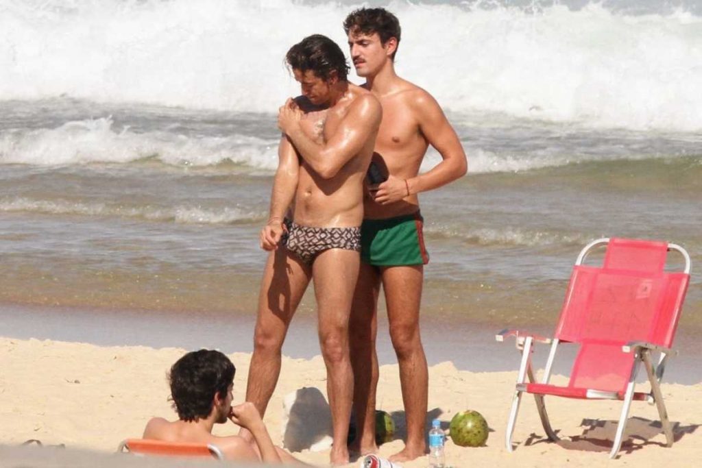 jesuíta barbosa curtindo dia na praia com affair cicero ibeiro