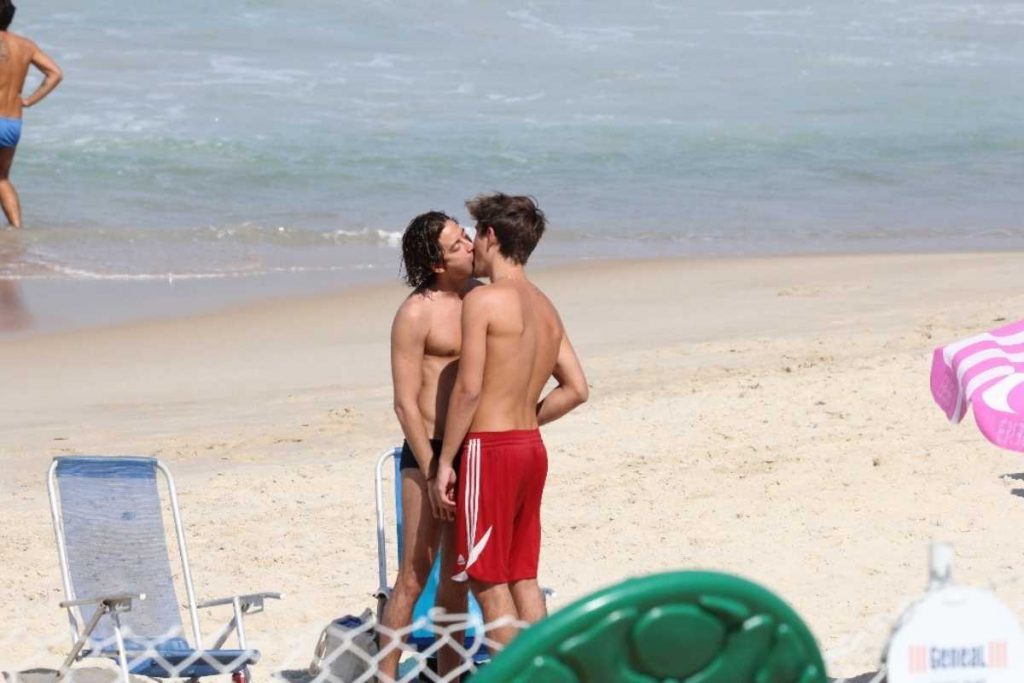 Jesuíta Barbosa beijando rapaz na praia