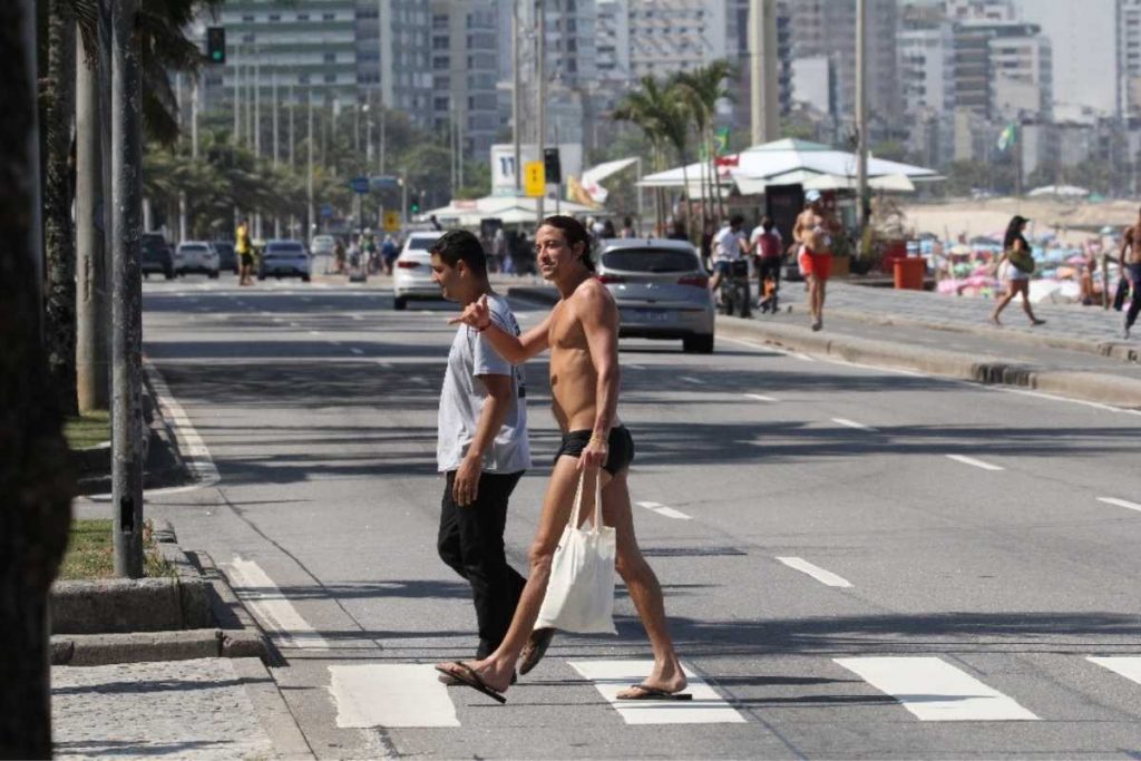 Jesuíta Barbosa atravessando rua