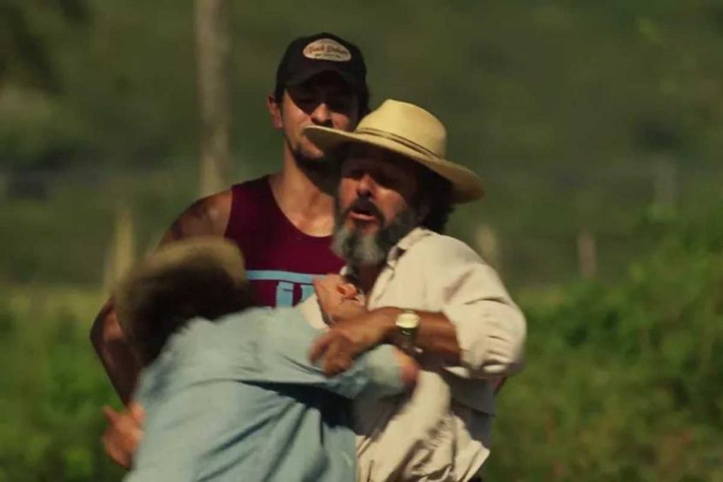 jove (jesuita barbosa) atacando josé lucas (irandhir santos) em pantanal