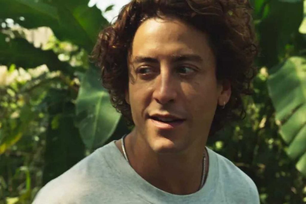 jove (jesuita barbosa) sorridente em pantanal