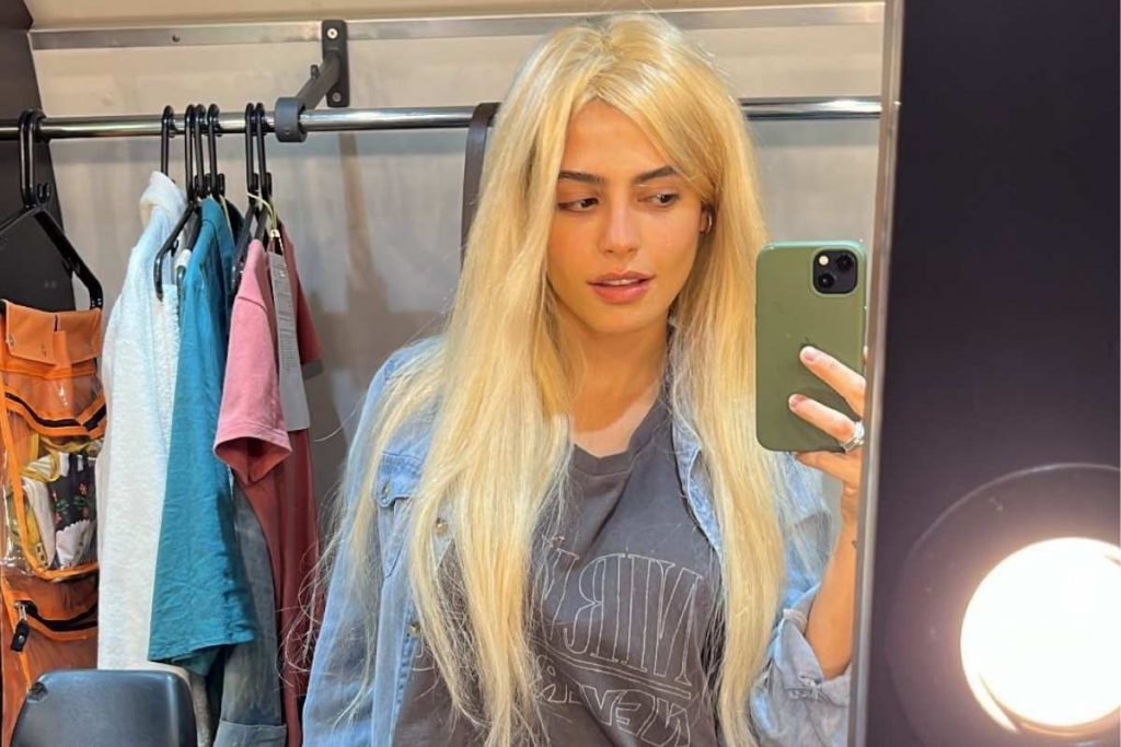 Julia Dalavia posando para foto com peruca em camarim