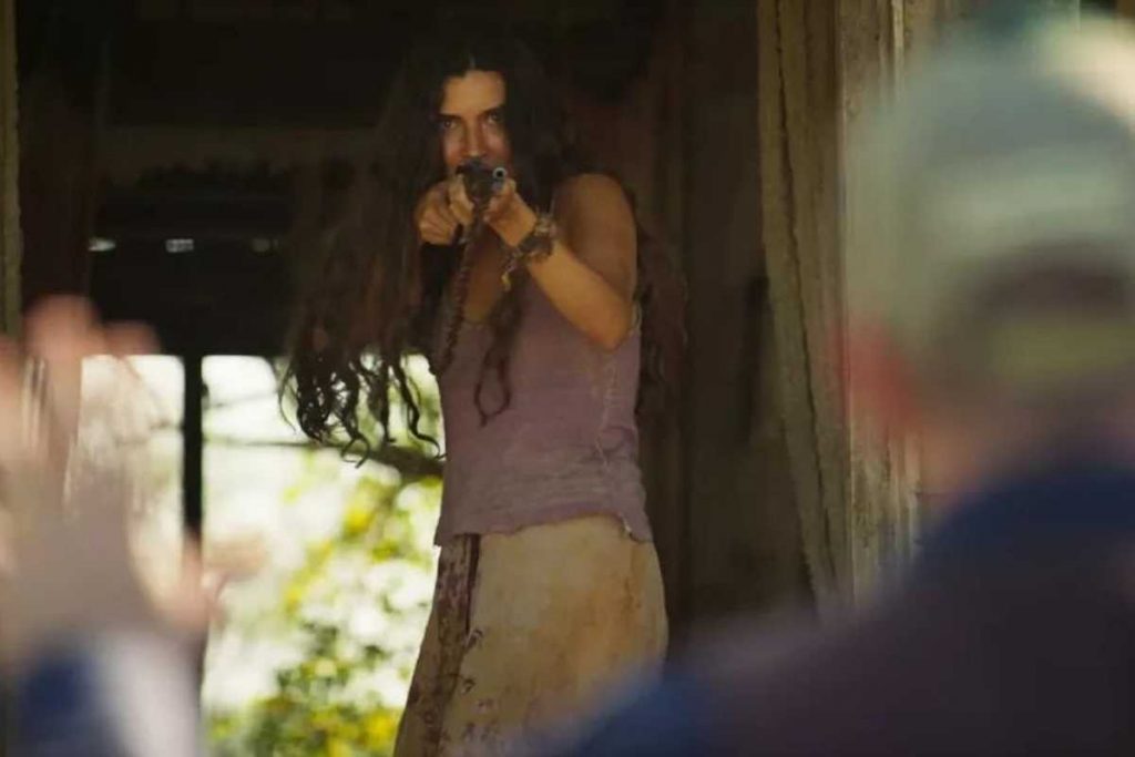 juma (alanis guillen) ameaçando atirar em tenório (murilo benício) em pantanal