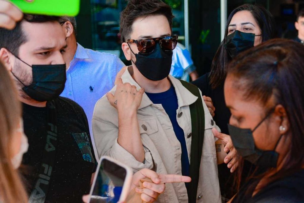 junior lima sendo recebido pelos fãs ao desembarcar no aeroporto santos dumont