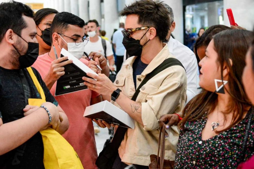 junior lima sendo recebido pelos fãs ao desembarcar no aeroporto santos dumont