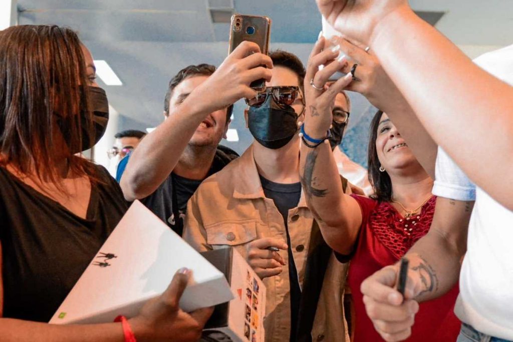 junior lima sendo recebido pelos fãs ao desembarcar no aeroporto santos dumont