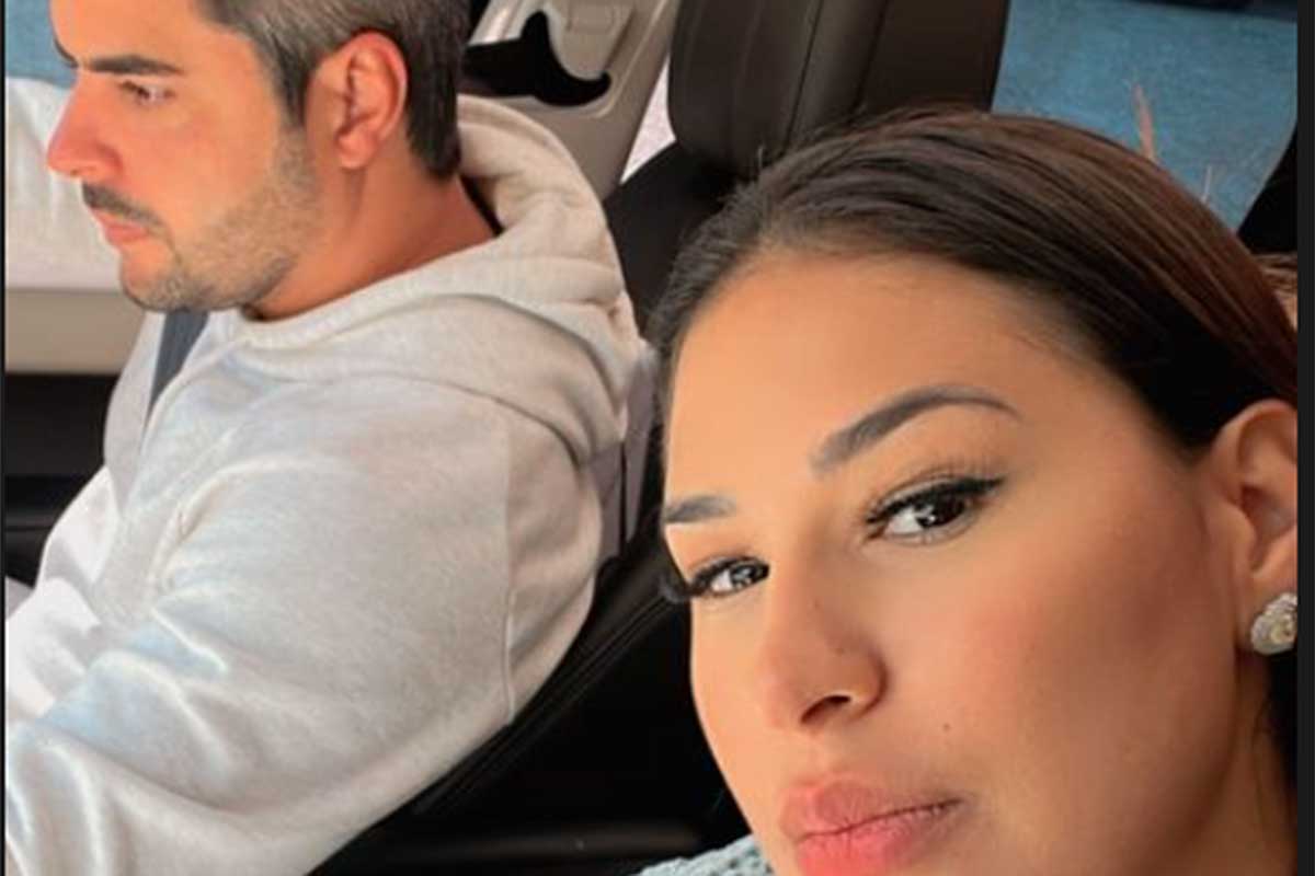 Kaká Diniz com a esposa, Simone Mendes, dentro do carro