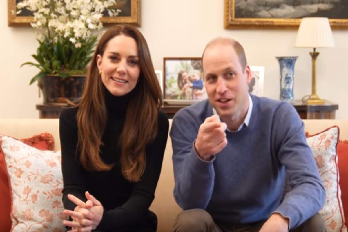 Kate Middleton e Príncipe William no sofá