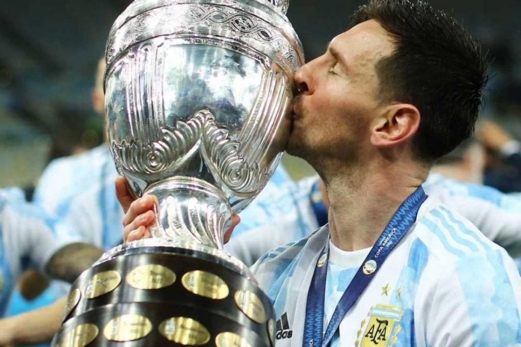 Lionel Messi beijando troféu da Copa América de 2021
