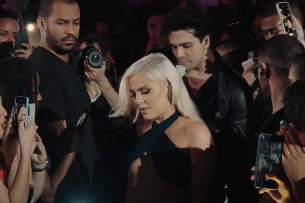 Luísa Sonza e Luan Santana no meui da plateia, durante gravação do clipe de Coração Cigano