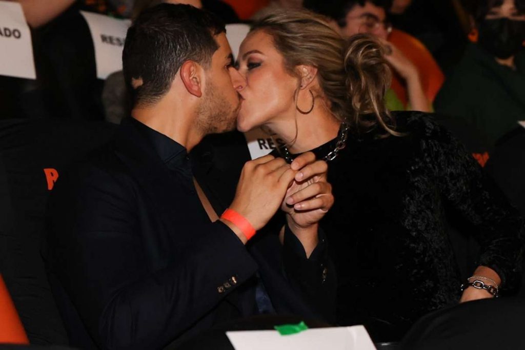 Luana Piovani beija o namorado