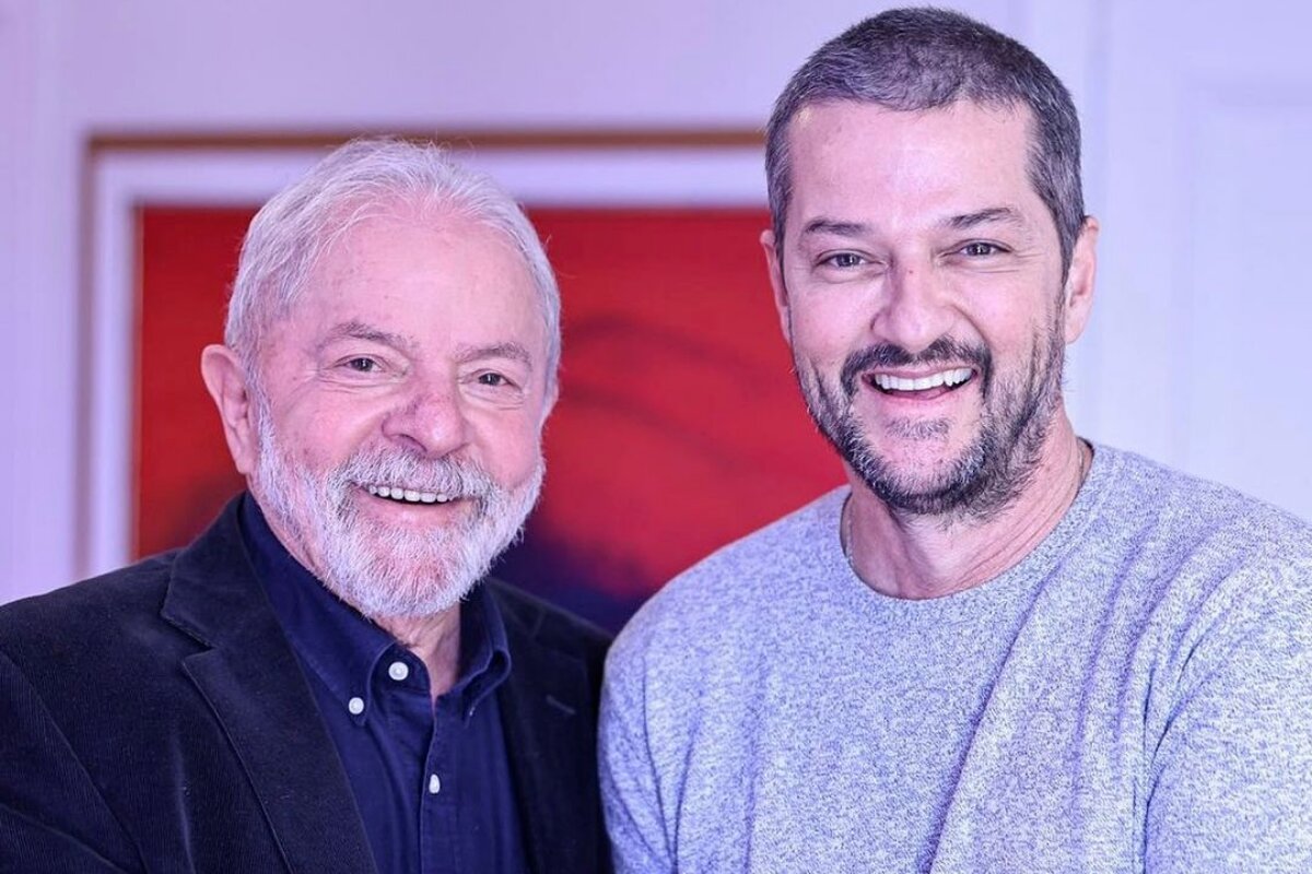 Lula de preto e Marcelo Serrado, de camisa cinza, sorrindo
