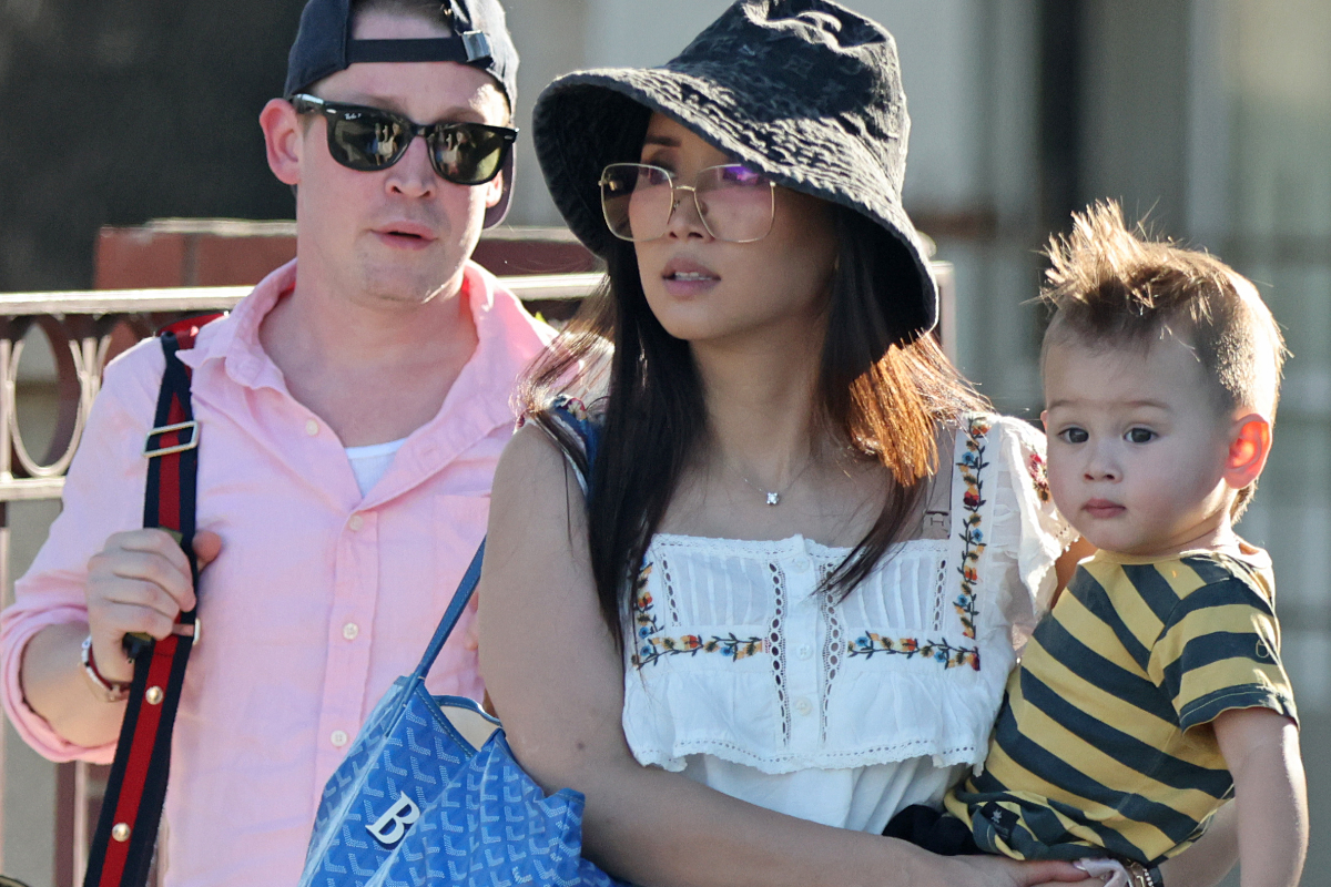 Macaulay Culkin aparece em foto rara com o filho e a mulher, Brenda Song