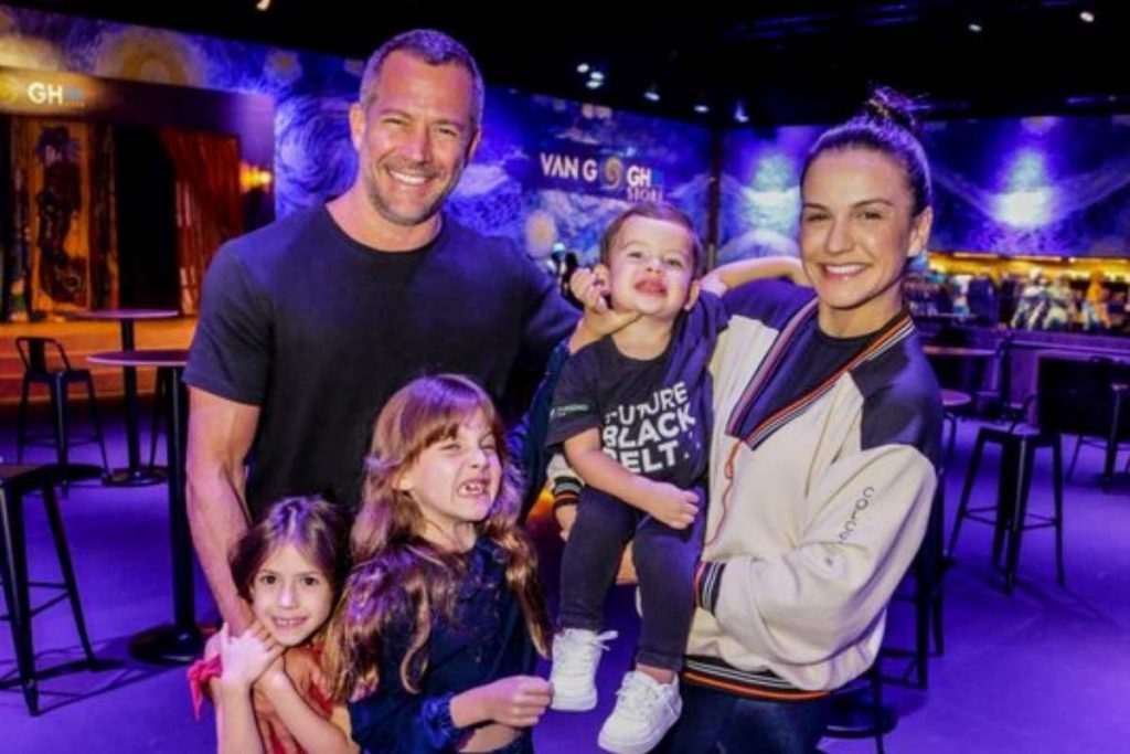 Malvino Salvador e família aproveitam exposição de Van Gogh no Rio de Janeiro