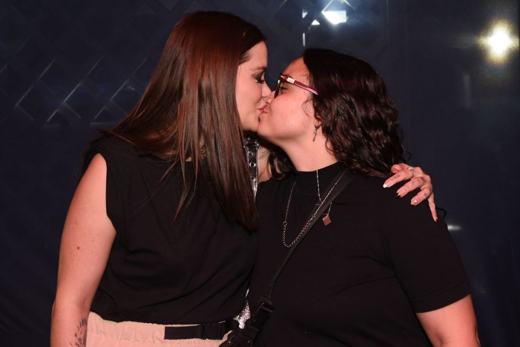 Marcela Mc Gowan e Luiza se beijando