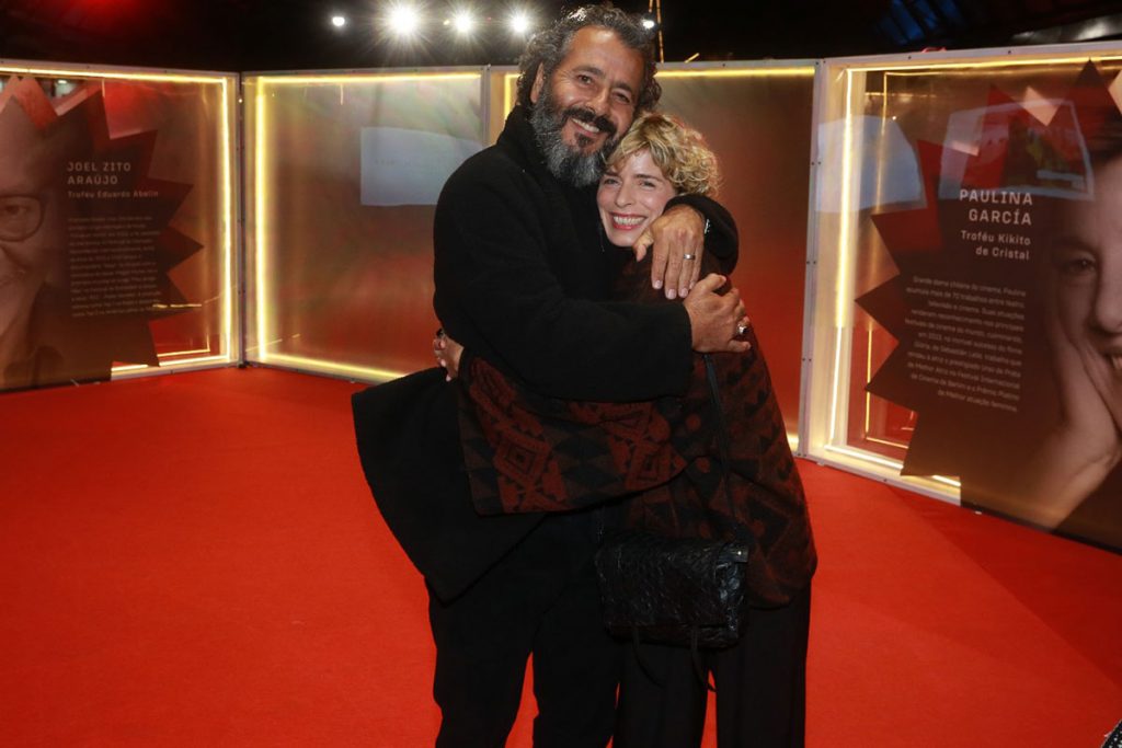 MArcos Palmeira ganha o abraço gostoso da esposa, Gabriela Gastal