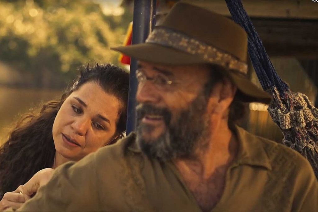 Maria Bruaca (Isabel Teixeira) e Eugênio (Almir Sater) em cena de Pantanal