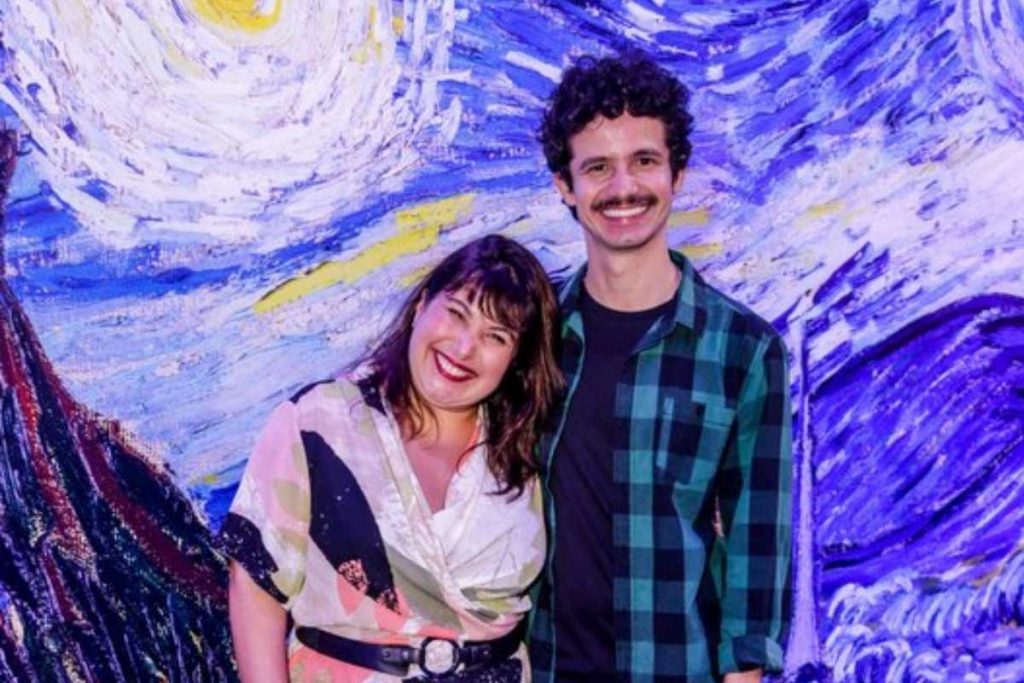 Mariana Xavier e Diego Braga posam para foto em exposição do pintor Van Gogh