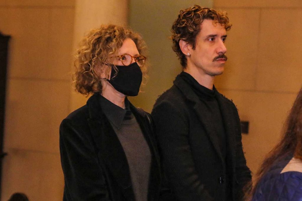 Marília Gabriela e o filho, Leo Cochrane, na missa de sétimo dia de Jô Soares