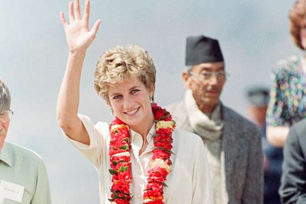 Lady Di saudando o povo, con colar havaiano, camisa branca, sorrindo