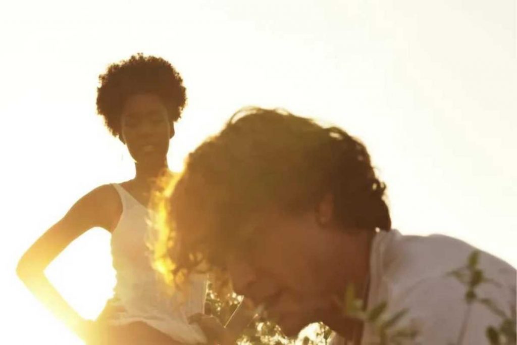 miriam (liza dal dala) conversando com jove (jesuita barbosa) em pantanal