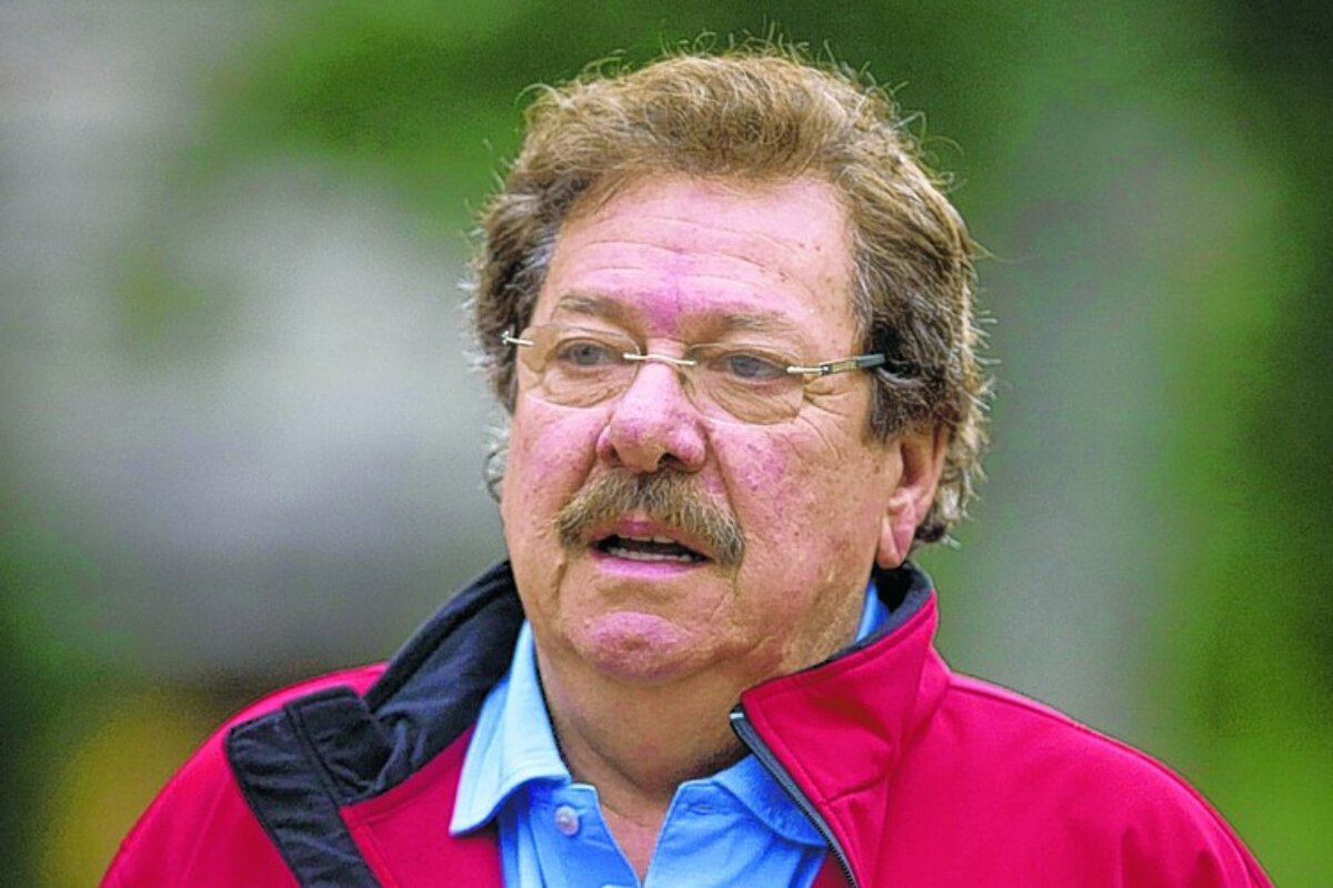Empresário José Luis Cutrale, de óculos, casaco vermelho e camisa azul