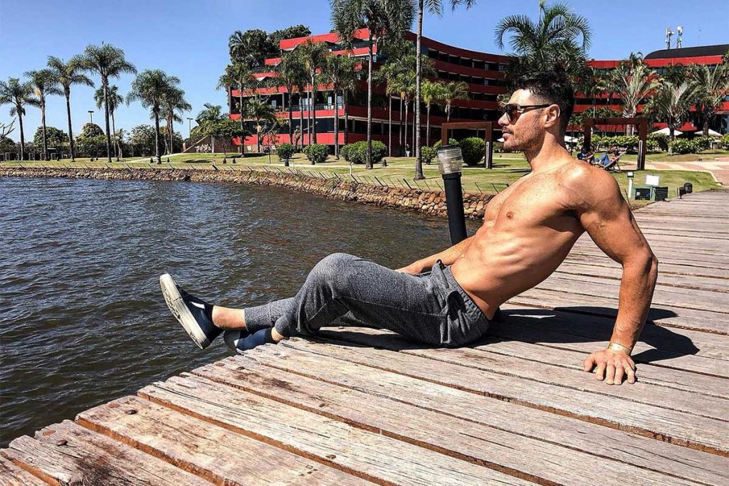 O ator e modelo Murilo Cunha toma sol de calça jeans e sem camisa, deixando shape sarado à mostra