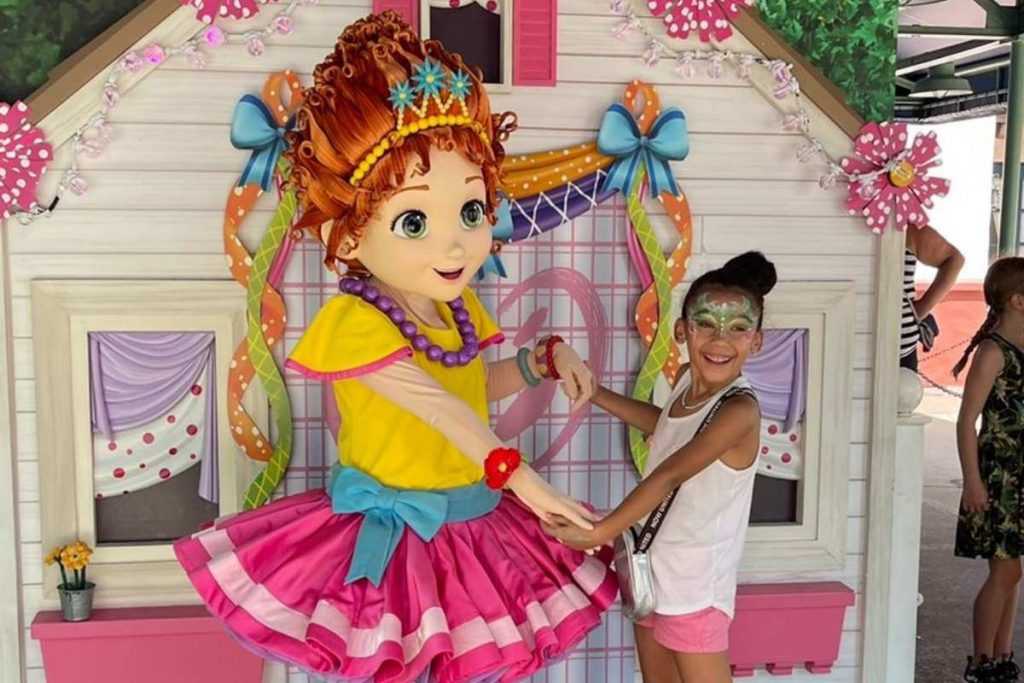 Victoria, filha de Naldo, posando para foto em parque da Disney