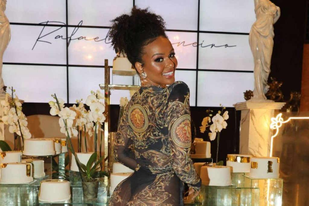 Ex-BBB Natália Deodato em festa de aniversário de Rafael Carneiro
