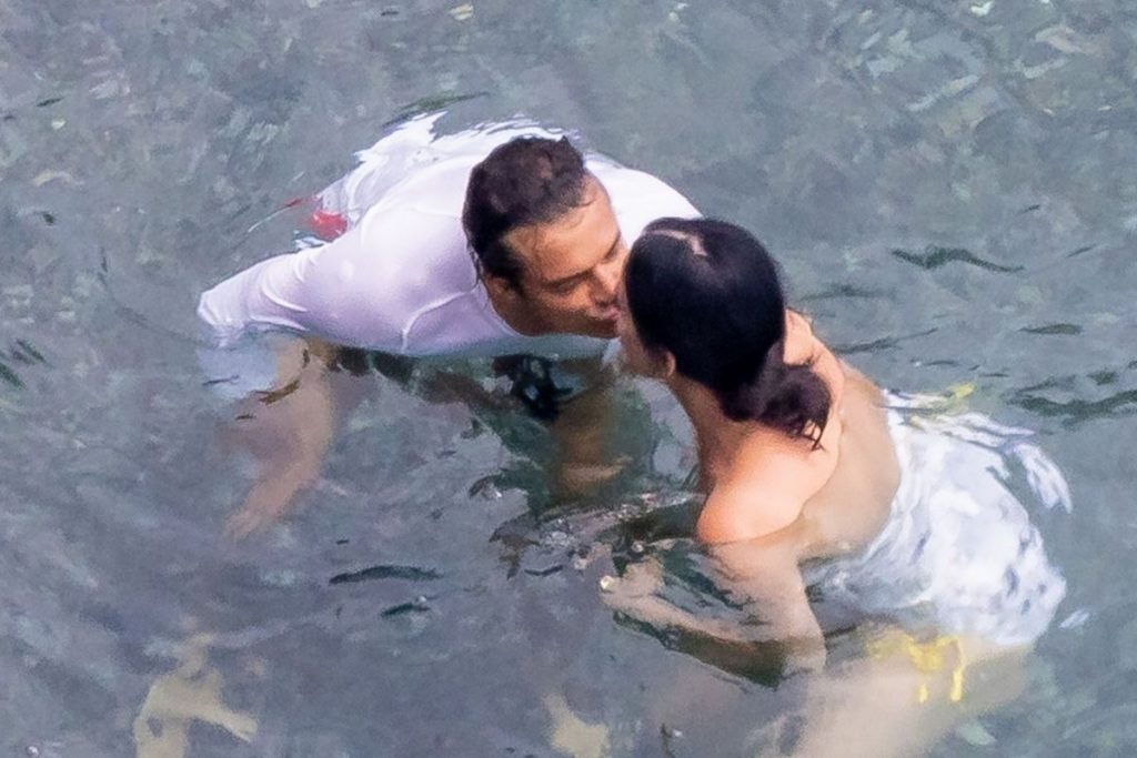 Katy Perry e Orlando Bloom se beijando na água