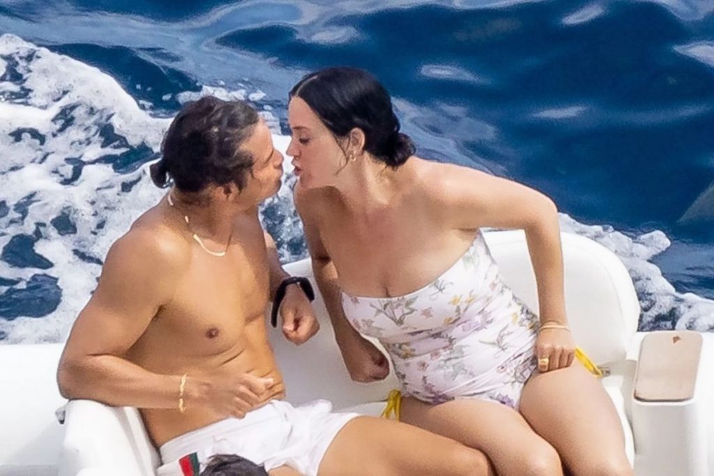 Katy Perry e Orlando Bloom se beijando em barco