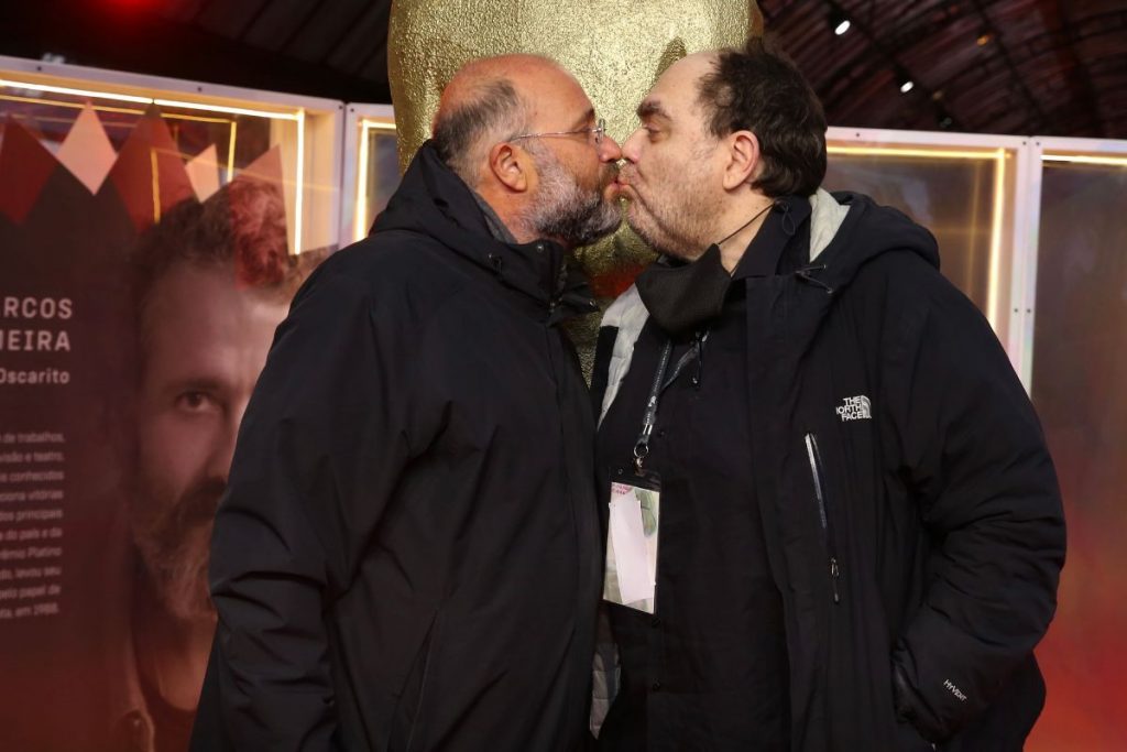 André Abujamra e Otávio Müller trocam beijos no tapete vermelho