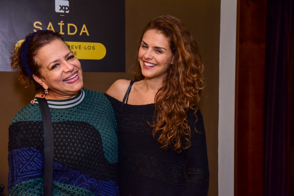 Paloma Bernardi. de preto, abraçada à mãe