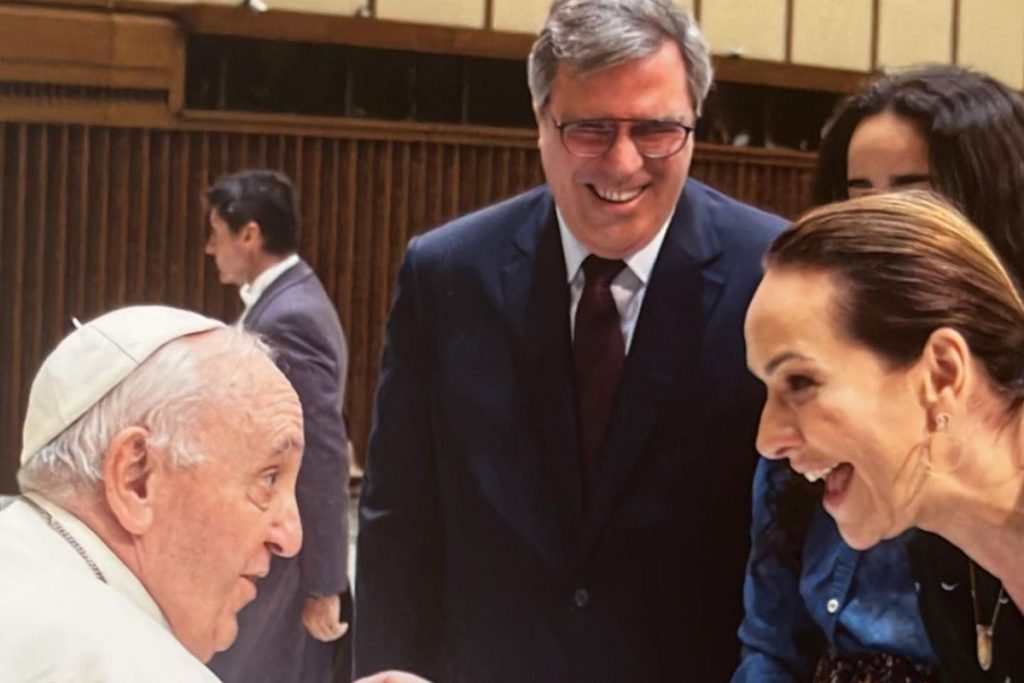 Maria Beltrão se encontra com Papa Francisco