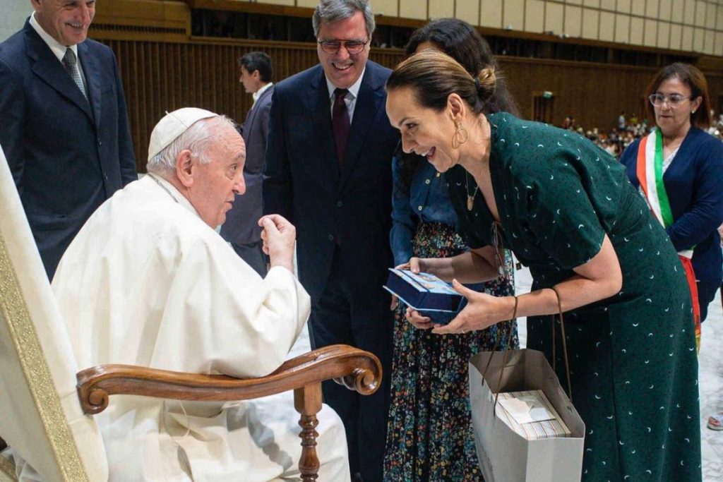 Maria Beltrão se encontra com Papa Francisco