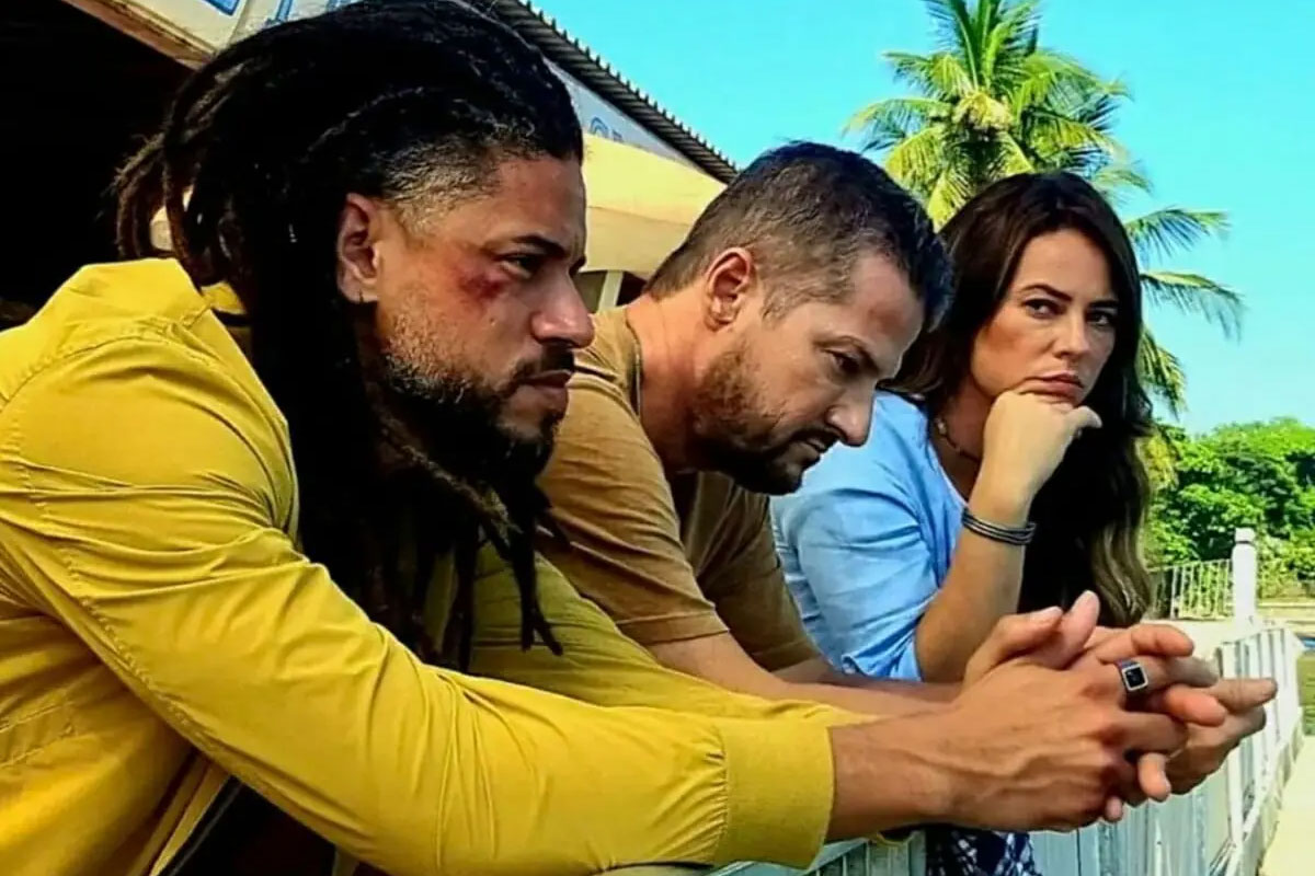 Ítalo (Paulo Lessa), Moa (Marcelo Serrado) e Pat (Paolla Oliveira) em cena de Cara e Coragem