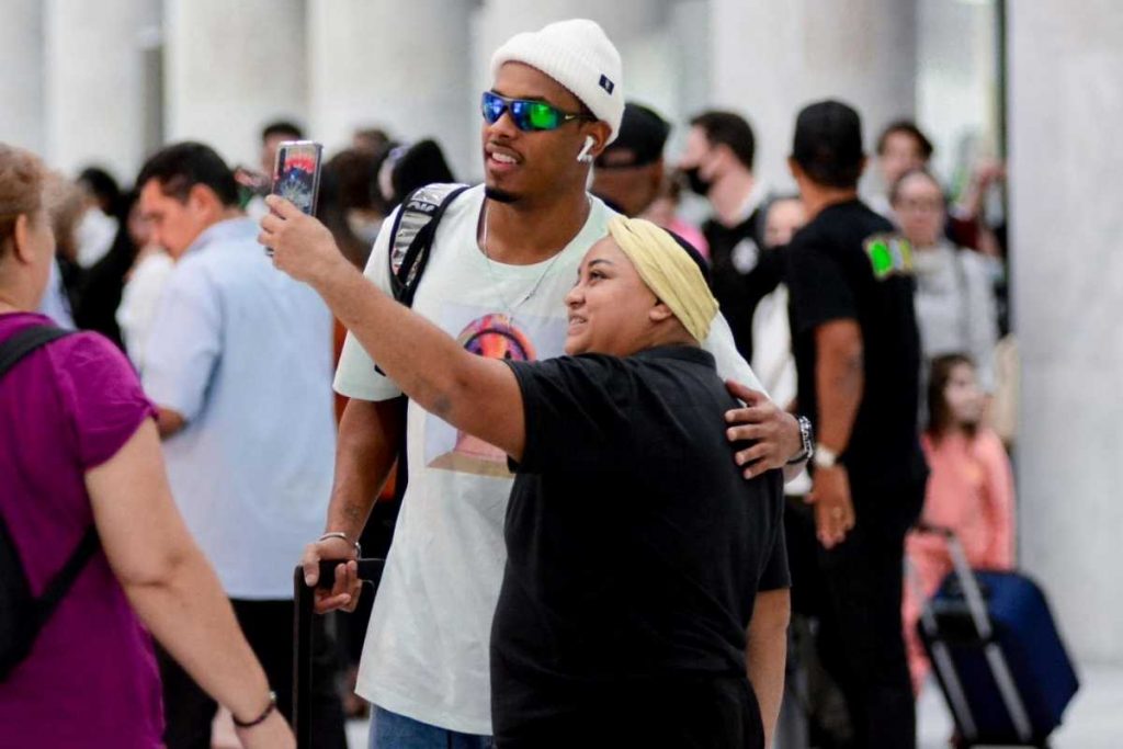 Paulo André tirando fotos com fã