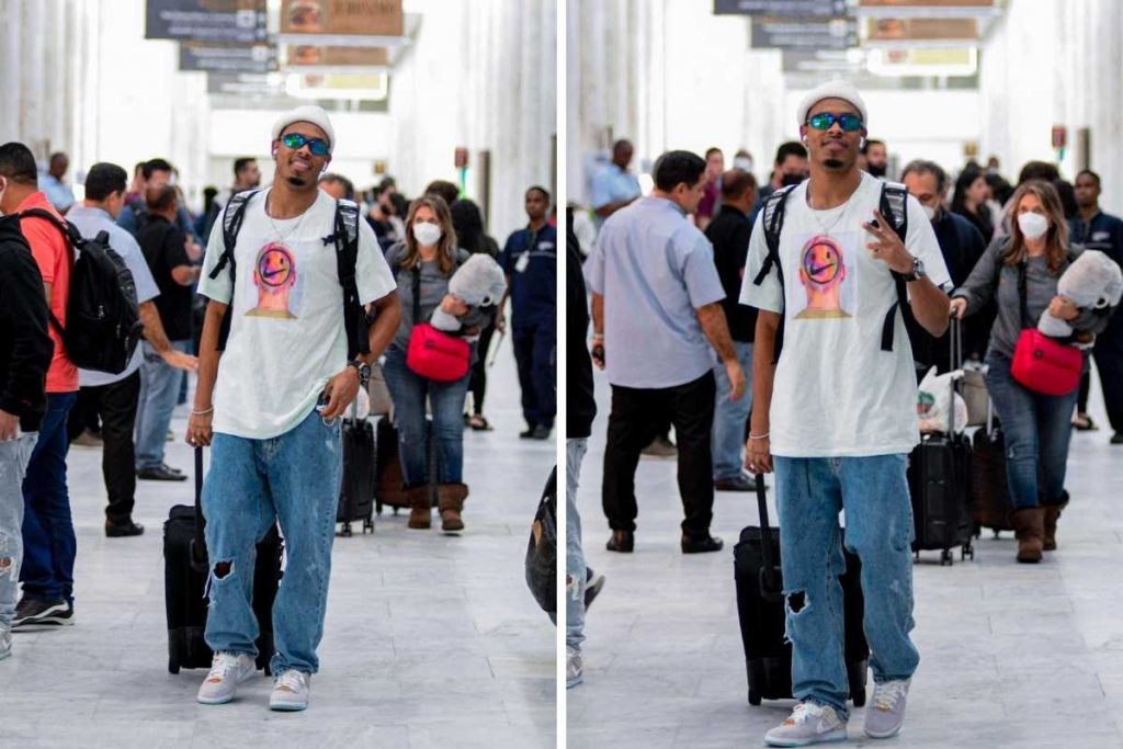 Paulo André desembarcando em aeroporto