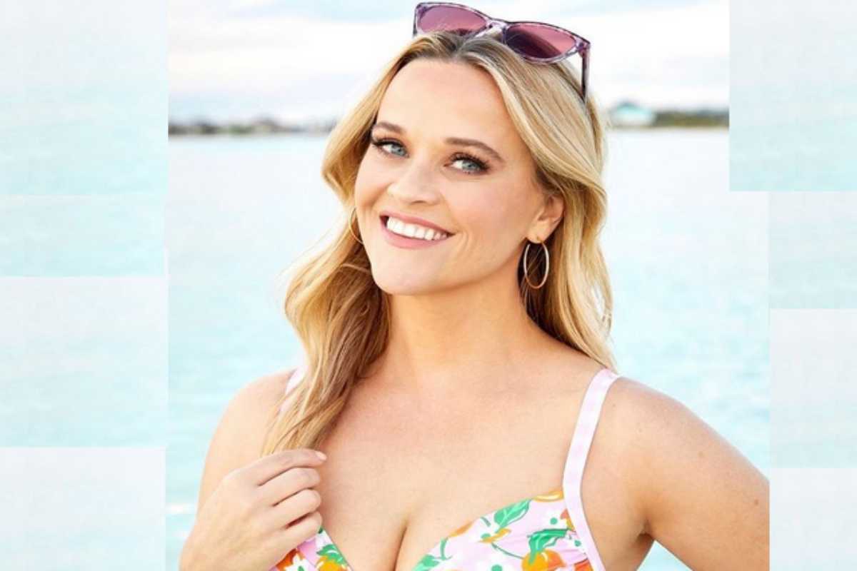 Reese Witherspoon de óculos na cabeça